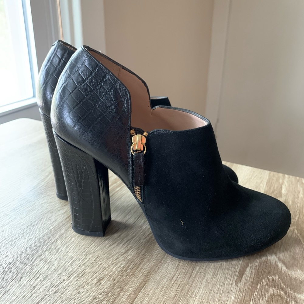 UNISA black leather booties